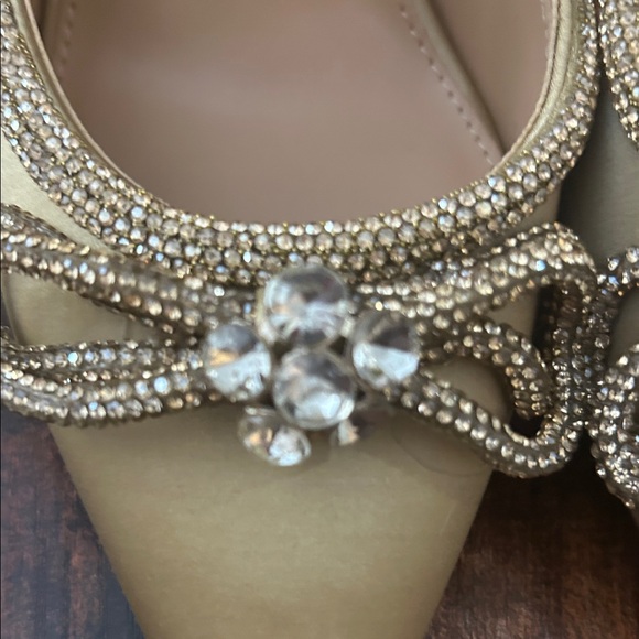 NWOB Steve Madden Gold Heels with Rhinestone Bow. Missing a few stones. Size 7 - Picture 5 of 5